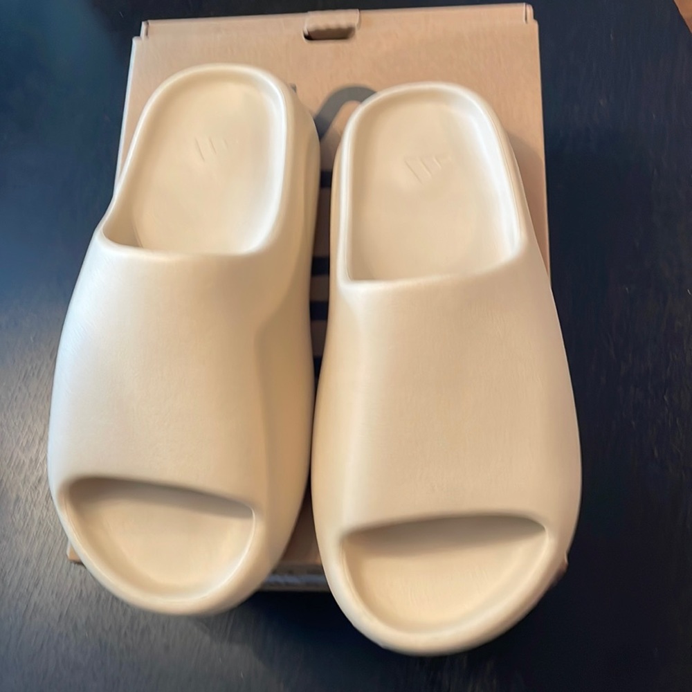 2022 Yeezy slides in Bone. New with box